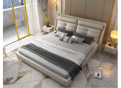 Роскошная спальня с двуспальной кроватью размером 180x200 см из кожи.