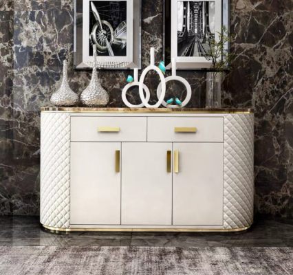 Роскошный буфет-комод с тремя дверцами и двумя ящиками.