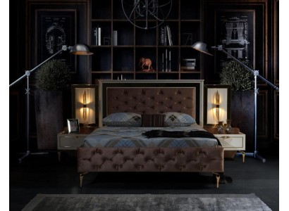 Elegante Chesterfield-Komfortbett mit Goldbeinen und passenden Nachttischen