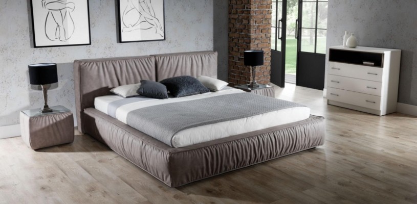 Спальный гарнитур коричневого цвета с кроватью, прикроватным столиком, элегантным дизайном, современной деревянной мебелью, 3 предмета.