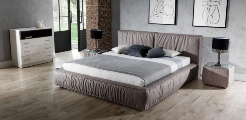 Спальный гарнитур коричневого цвета с кроватью, прикроватным столиком, элегантным дизайном, современной деревянной мебелью, 3 предмета.