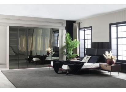 Стеклянный шкаф для одежды, кровать, ночные столики. Набор из 4 предметов. Полностью готовый комплект.