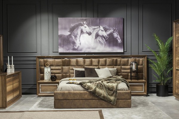 Роскошный набор для спальни с кроватью, прикроватными тумбочками и комодом.