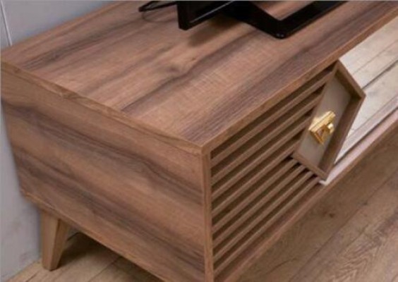 Невероятно стильный деревянный стол с зеркальными вставками для телевизора