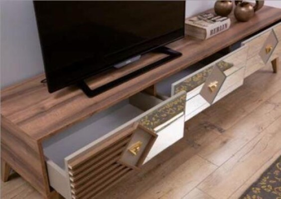 Невероятно стильный деревянный стол с зеркальными вставками для телевизора