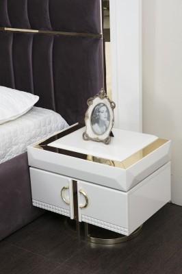 Красивый комплект для спальни из 4 предметов в современном стиле и молочно-белом исполнении.