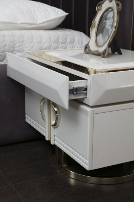 Красивый комплект для спальни из 4 предметов в современном стиле и молочно-белом исполнении.