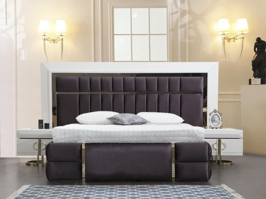 Красивый комплект для спальни из 4 предметов в современном стиле и молочно-белом исполнении.