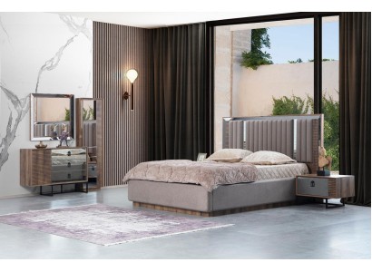 Стильный современный спальный гарнитур с элегантной кроватью, прикроватными тумбочками и комодом в коричневом цвете.