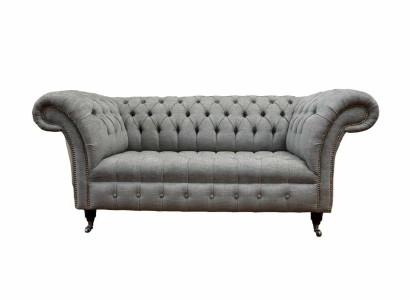 Диван Chesterfield для двух человек из ткани с текстильным обивкой.