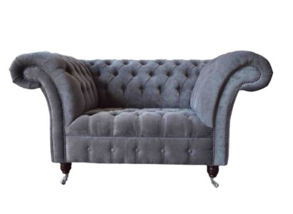Диван "Chesterfield" для одного сидящего места с обивкой серого цвета.