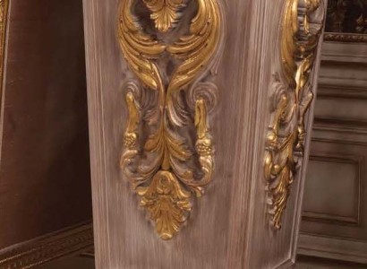 Kлассическая ваза выглядит шикарно, бурый цвет подходит для террасы гостиной.