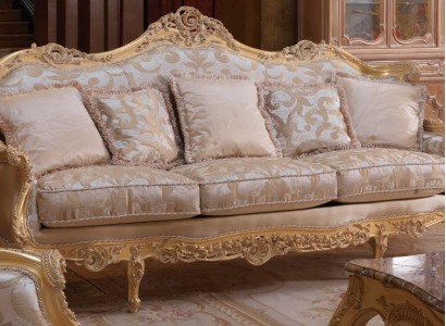 Классический трёхместный диван коричневого цвета.