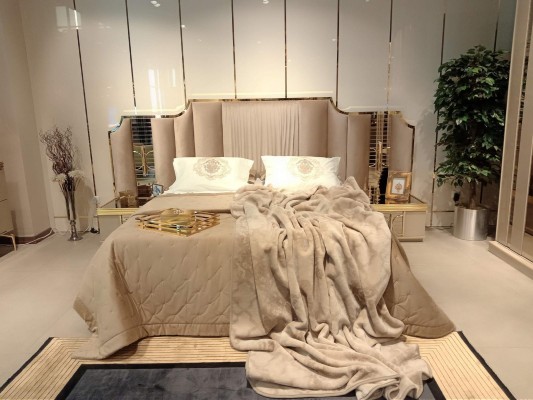 Роскошный комплект спальни: кровать, 2 прикроватные тумбы, шкаф. 4 предмета.