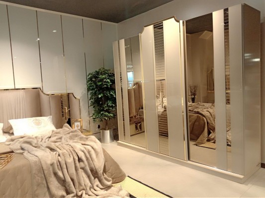 Роскошный комплект спальни: кровать, 2 прикроватные тумбы, шкаф. 4 предмета.