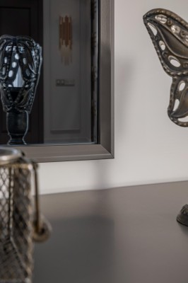 Комод с зеркалом в стиле модерн для гостиной из дерева, серого цвета.