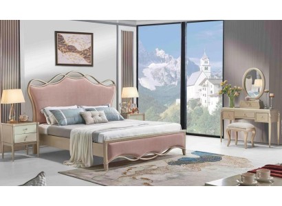 Шикарная двуспальная кровать в захватывающем розовом цвете с двумя тумбочками.