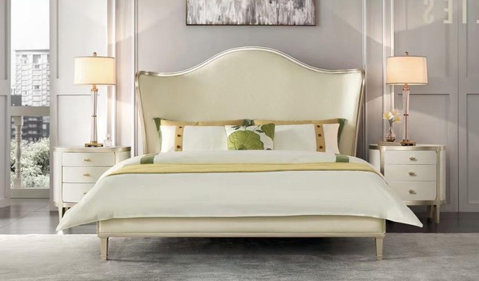 Современный комплект спальни с двуспальной кроватью и тумбочками