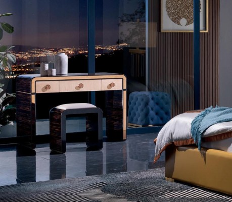 Спальный гарнитур из кожи с кроватью и туалетным столиком