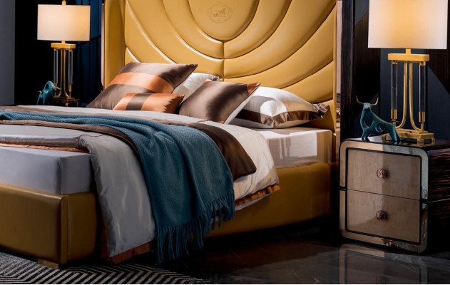 Спальный гарнитур из кожи с кроватью и туалетным столиком