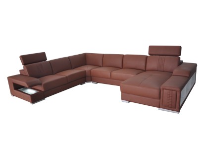 Жилая атмосфера с дизайнерским угловым диваном U-образной формы.