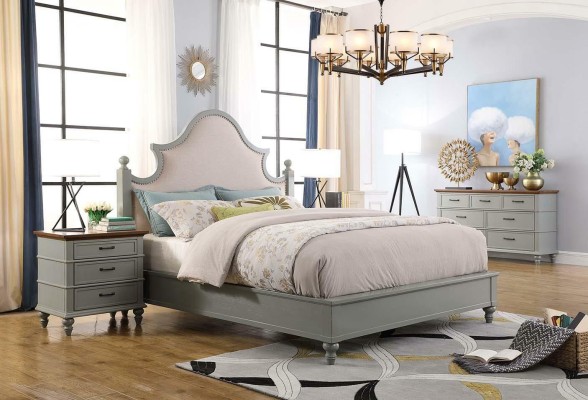 Спальный гарнитур: кровать, 2x тумбочка, консоль, постельное белье, двуспальная кровать, гостиничные изделия.