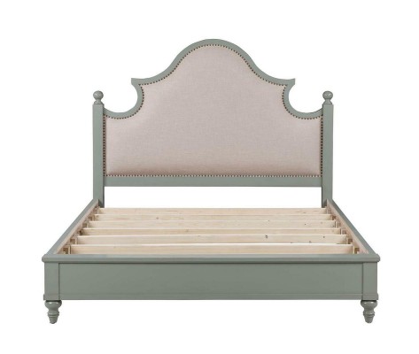 Спальный гарнитур: кровать, 2x тумбочка, консоль, постельное белье, двуспальная кровать, гостиничные изделия.