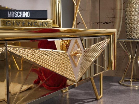 Мягкая мебель, шкаф, тумба, телевизионная тумба в изысканном дизайне с золотистыми элементами.