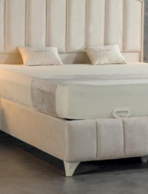 Спальный гарнитур бежевого цвета из металла. Роскошная кровать, 2 элегантных прикроватных тумбочки. 3 предмета.