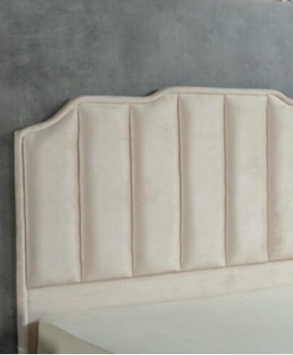 Спальный гарнитур бежевого цвета из металла. Роскошная кровать, 2 элегантных прикроватных тумбочки. 3 предмета.