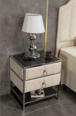 Спальный гарнитур бежевого цвета из металла. Роскошная кровать, 2 элегантных прикроватных тумбочки. 3 предмета.