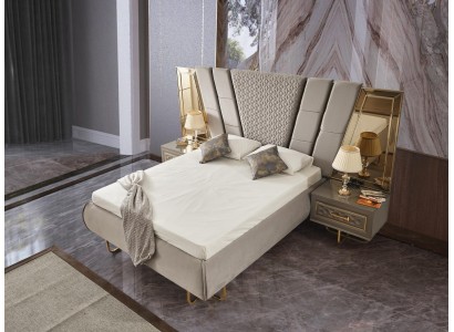 Роскошная кровать отеля с двумя ночными столиками, золотые блестящие мебельные предметы для спальни.