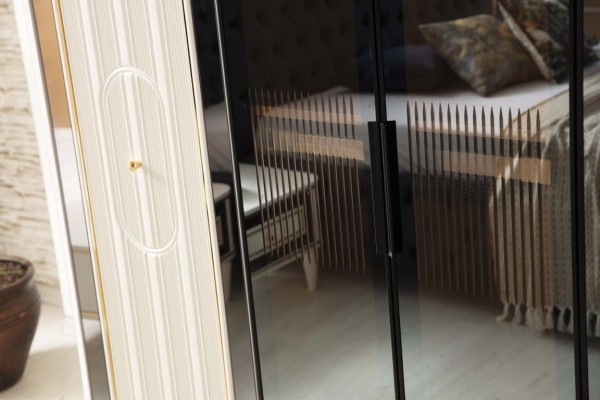 Современный спальный гарнитур: черная кровать + 2 прикроватные тумбы + 4-х дверный шкаф.