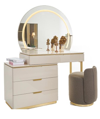 Роскошный набор спальни: кровать, прикроватный столик, комод, зеркало, шкаф. 7 штук мебели.