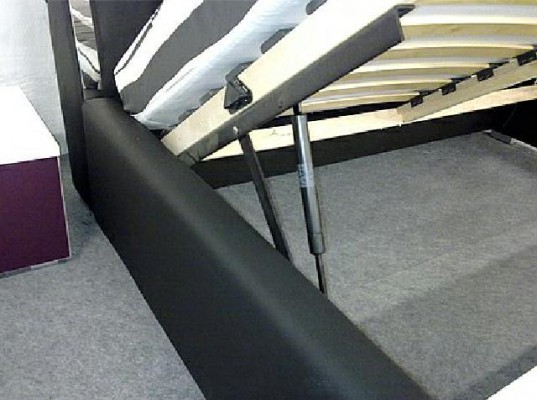Кожаная кровать с изголовьем размером 140/160/180x200 см, двойным капитоном, сделана в Евросоюзе.