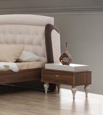 Полная спальня с кроватью, ночными столиками и туалетным столиком.