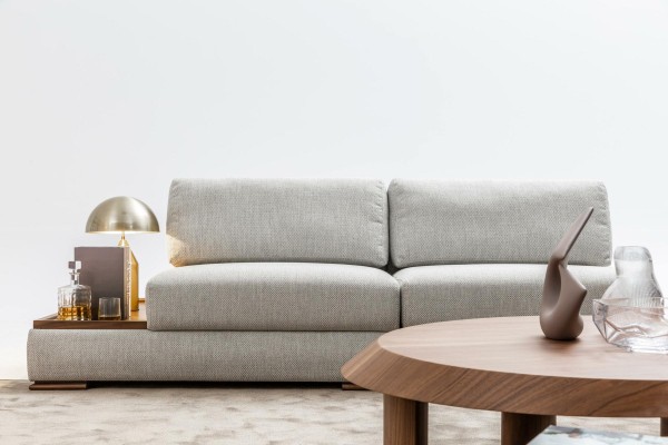 Schlankes, modernes 2-Sitzer weiches Sofa mit integriertem Holztisch und breitem Sitz