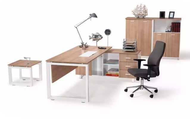 Офисная мебель: письменный стол, шкаф для документов, журнальный столик, комплект из 4 предметов.