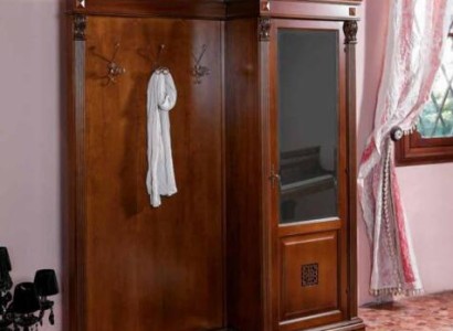 Прихожая с шкафом и панелью для вешалки в стиле загородной усадьбы
