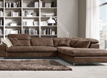 Дизайн углового дивана Prianera Moderne Luxus с кожаным углом и деревянным диваном в коричневом исполнении.