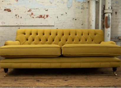 Желтый диван Chesterfield из ткани для трех человек с дизайном для гостиной.