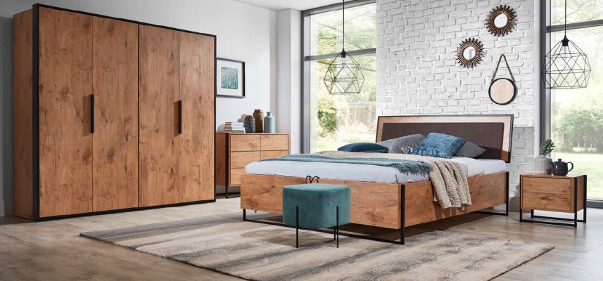 Полный набор спальни: кровать, шкаф, комод, тумбочка.