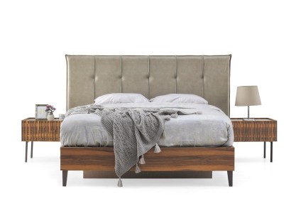 Современный комплект мягкой мебели для спальни, дизайнерская двуспальная кровать с деревянными консольными столиками.