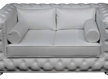 Диван Chesterfield, состоящий из трех мест, обитый кожаным наполнителем. Новый. A922.