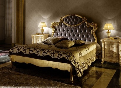 Классическая кровать Chesterfield роскошной мебели, барокко отеля, кожаные кровати в спальне.